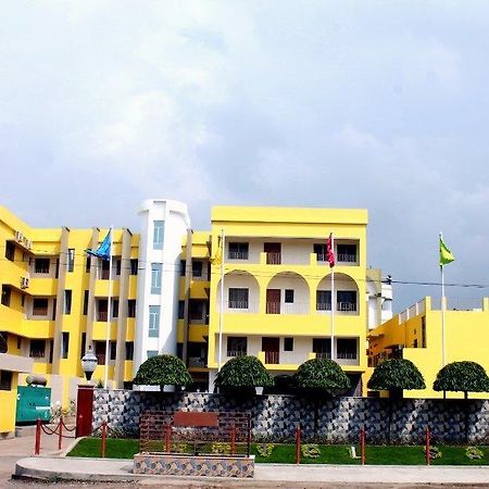 Hotel Samrat Baharampur Exteriör bild