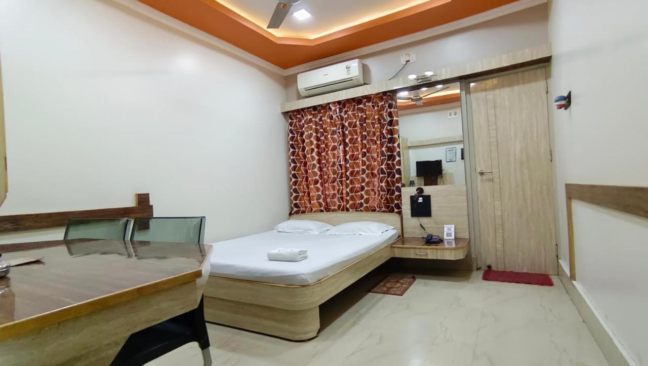 Hotel Samrat Baharampur Exteriör bild