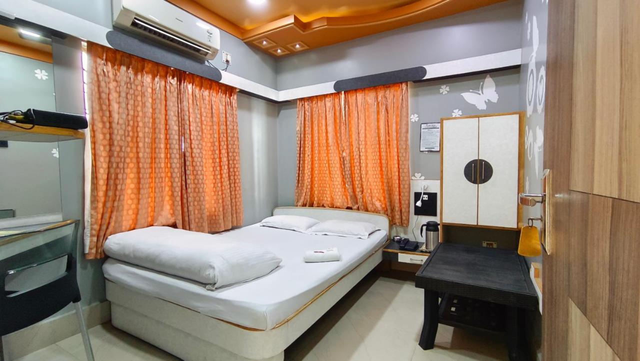 Hotel Samrat Baharampur Exteriör bild