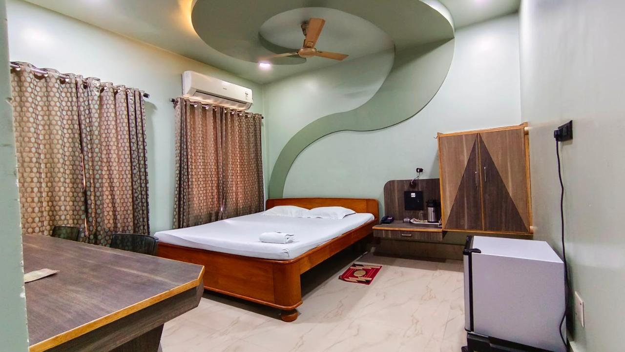 Hotel Samrat Baharampur Exteriör bild