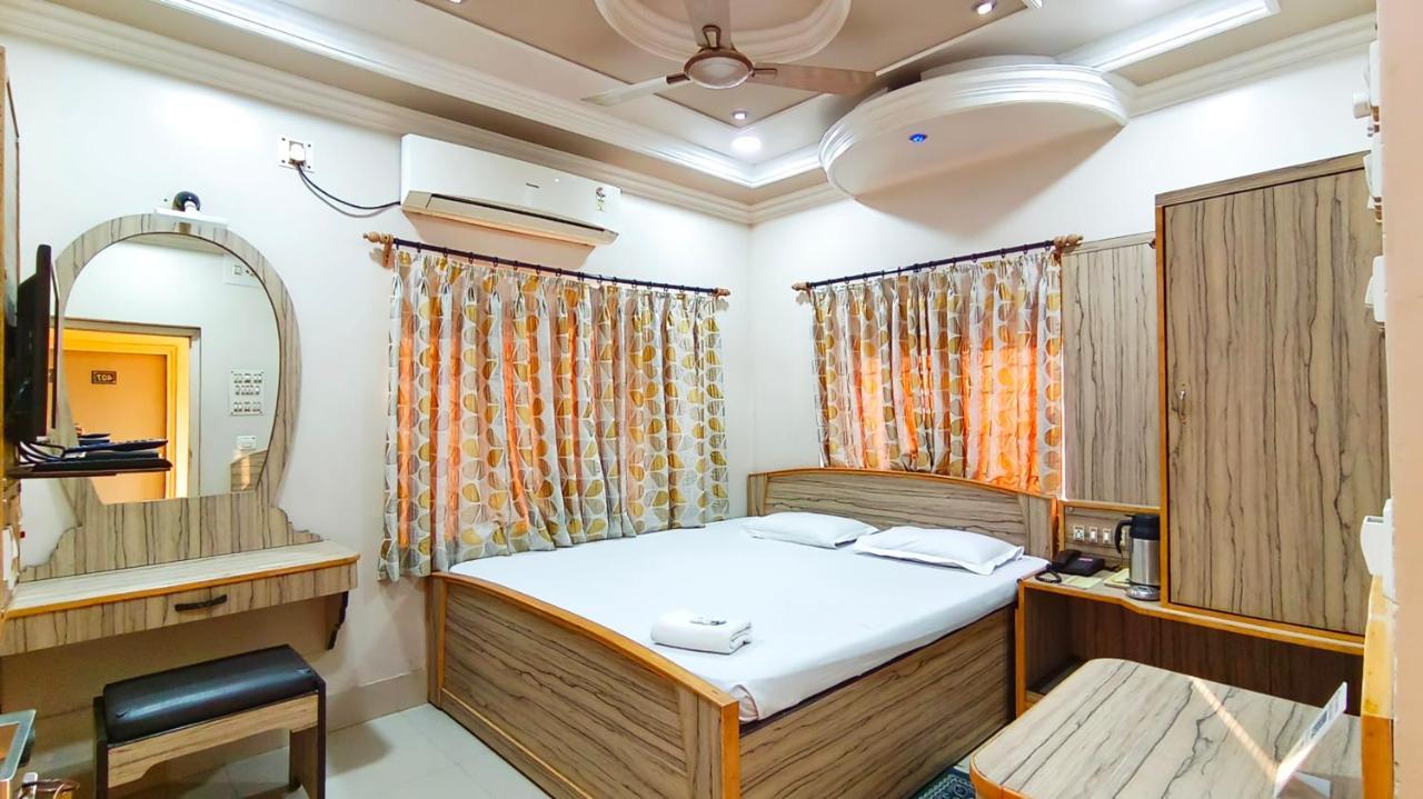 Hotel Samrat Baharampur Exteriör bild