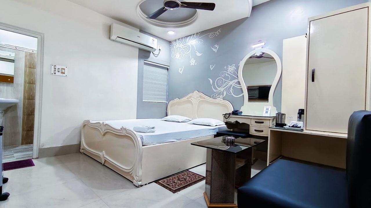 Hotel Samrat Baharampur Exteriör bild