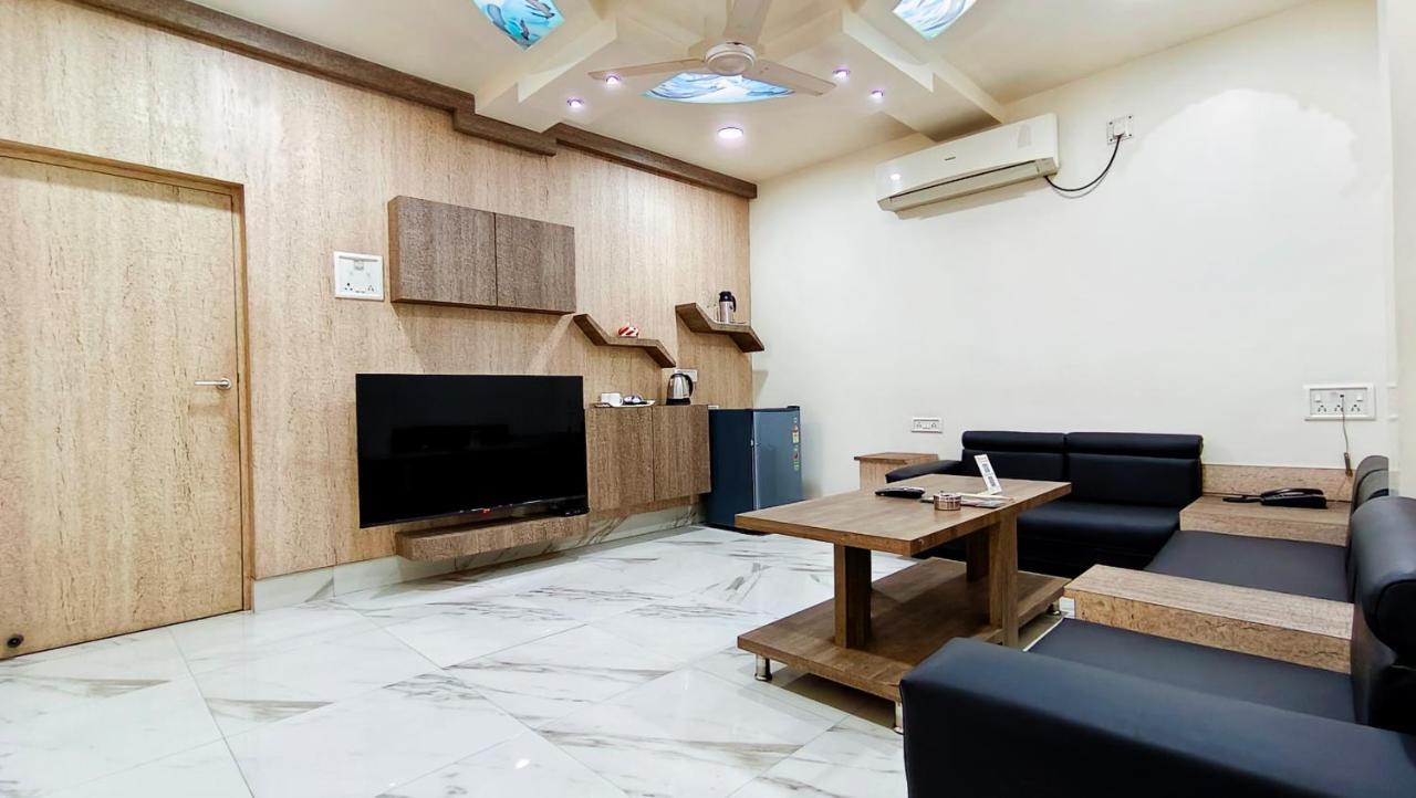 Hotel Samrat Baharampur Exteriör bild