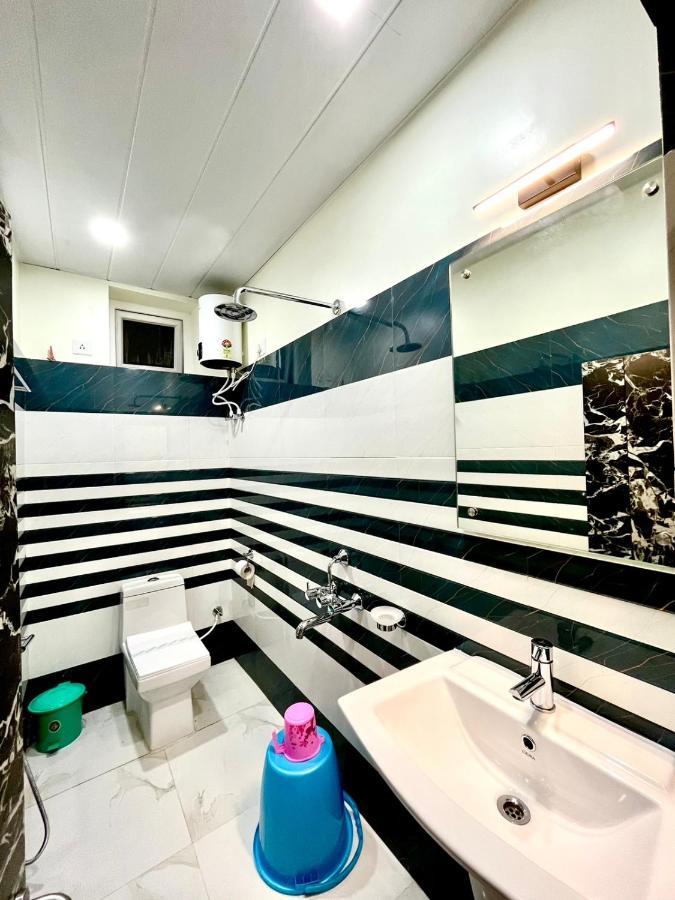 Hotel Samrat Baharampur Exteriör bild