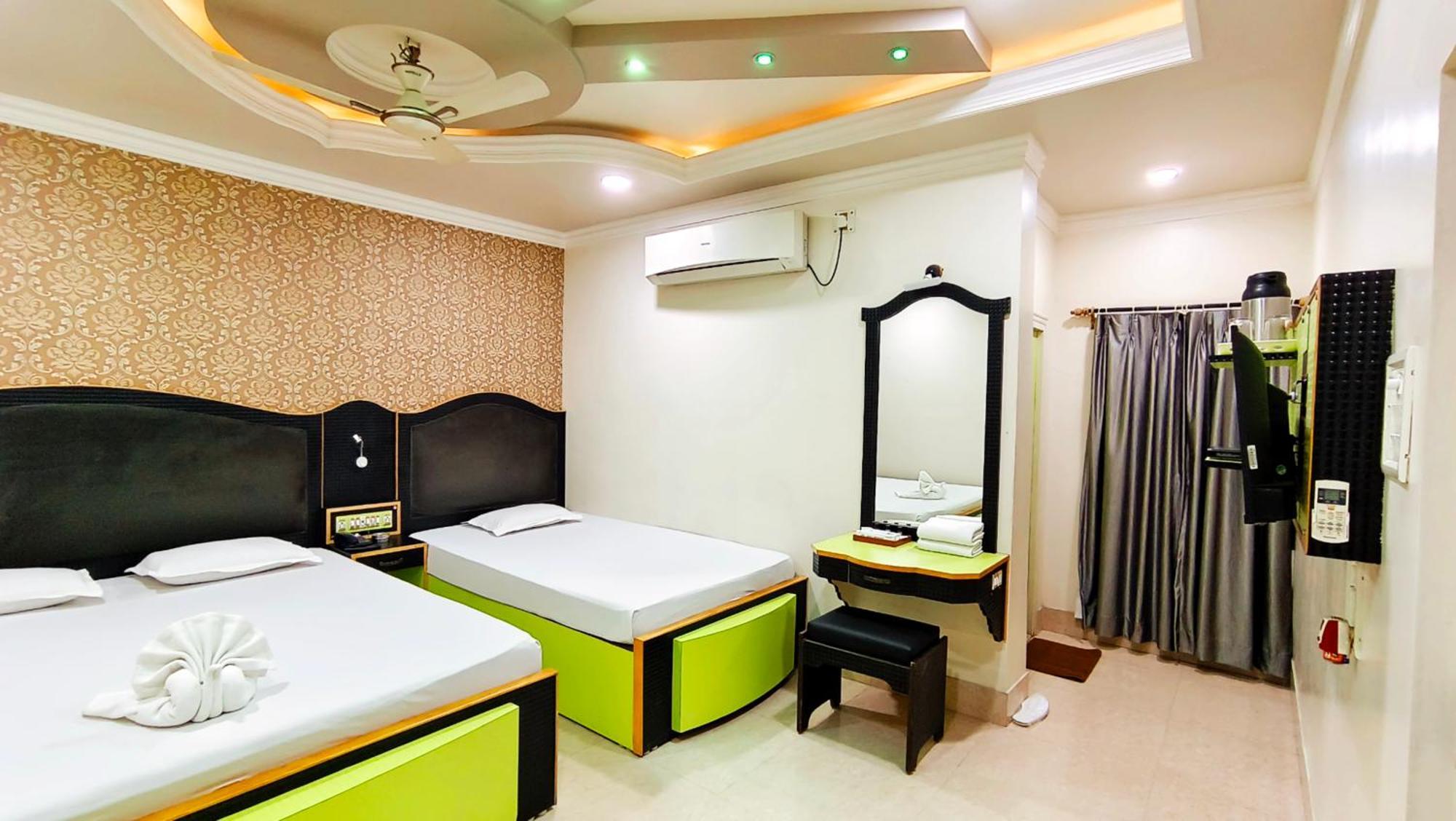 Hotel Samrat Baharampur Exteriör bild