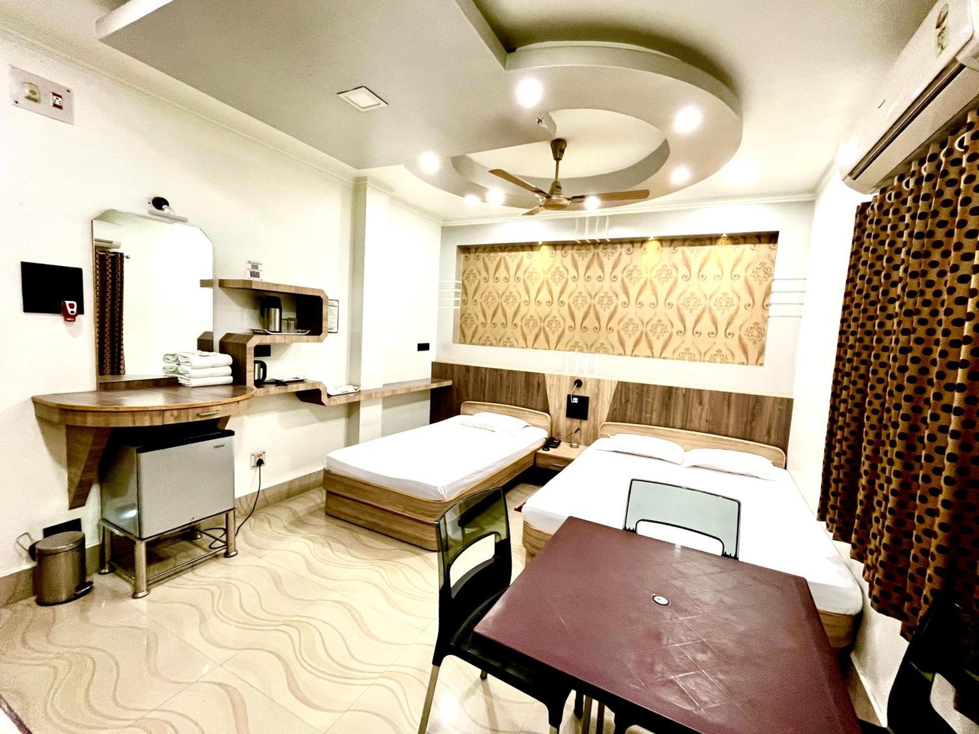 Hotel Samrat Baharampur Exteriör bild