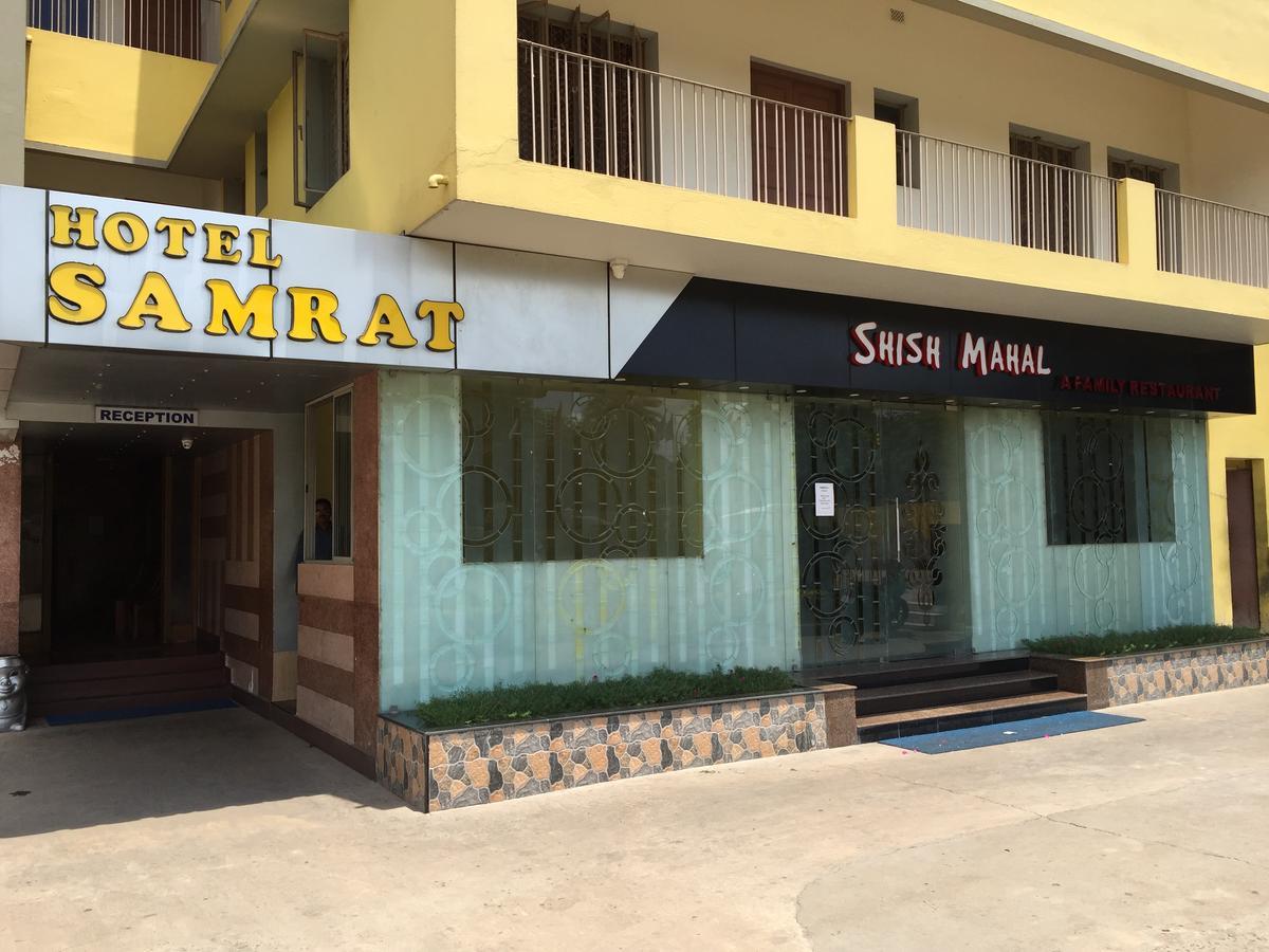 Hotel Samrat Baharampur Exteriör bild
