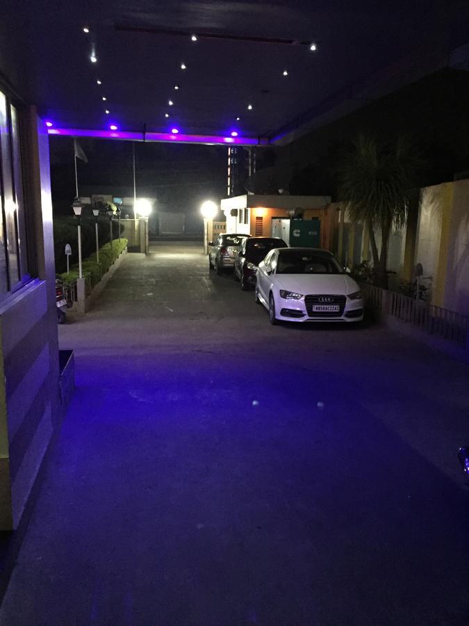 Hotel Samrat Baharampur Exteriör bild