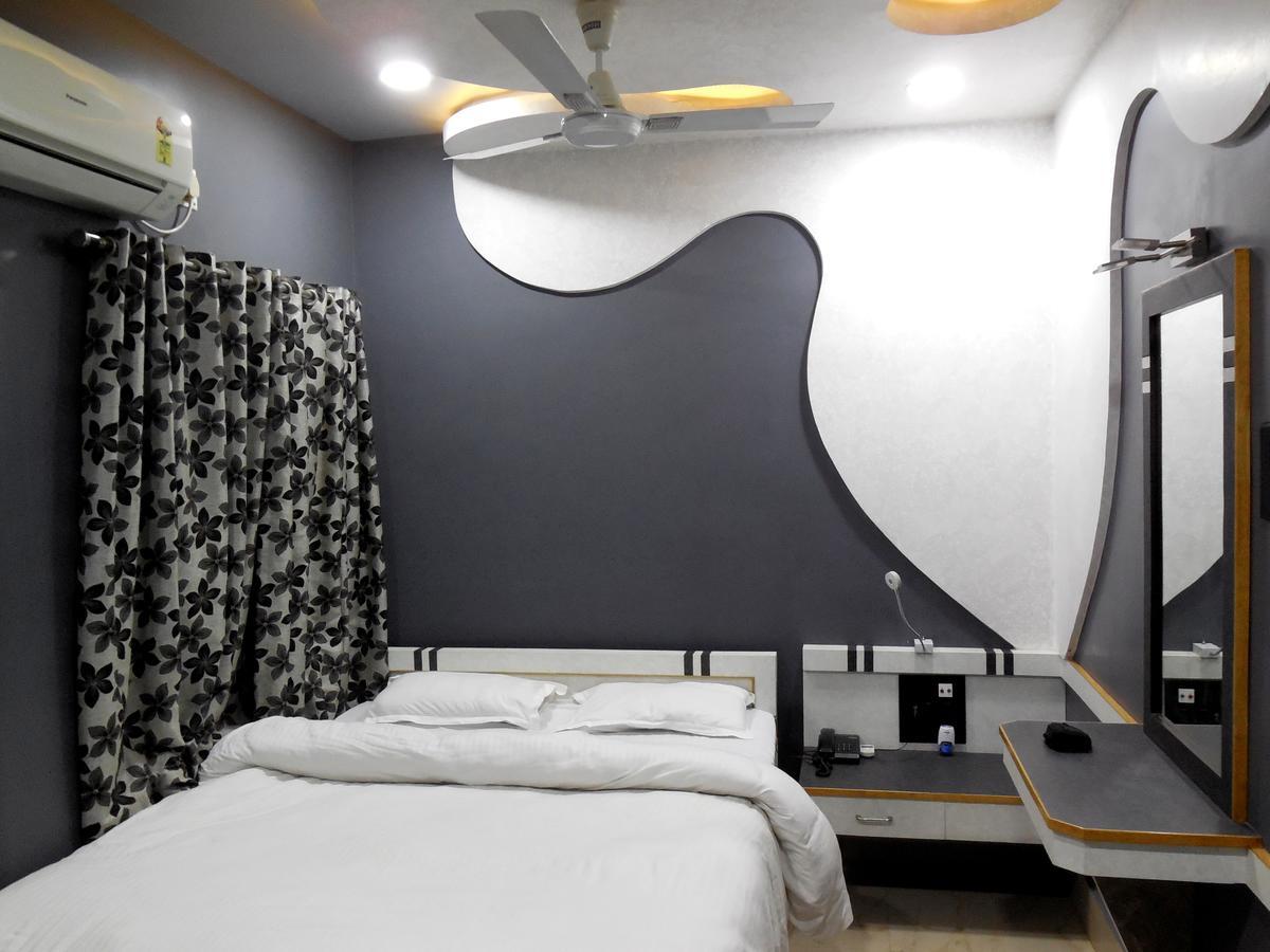 Hotel Samrat Baharampur Exteriör bild