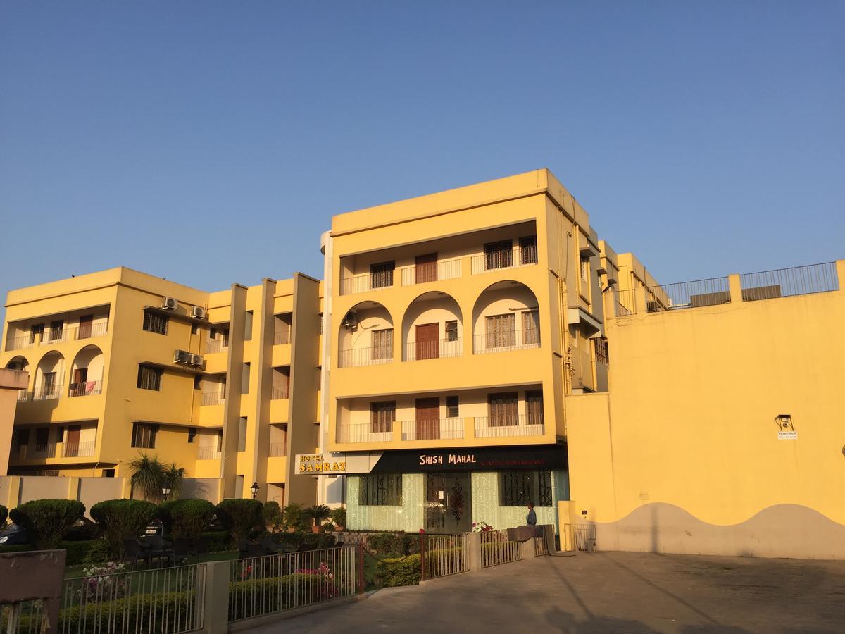 Hotel Samrat Baharampur Exteriör bild