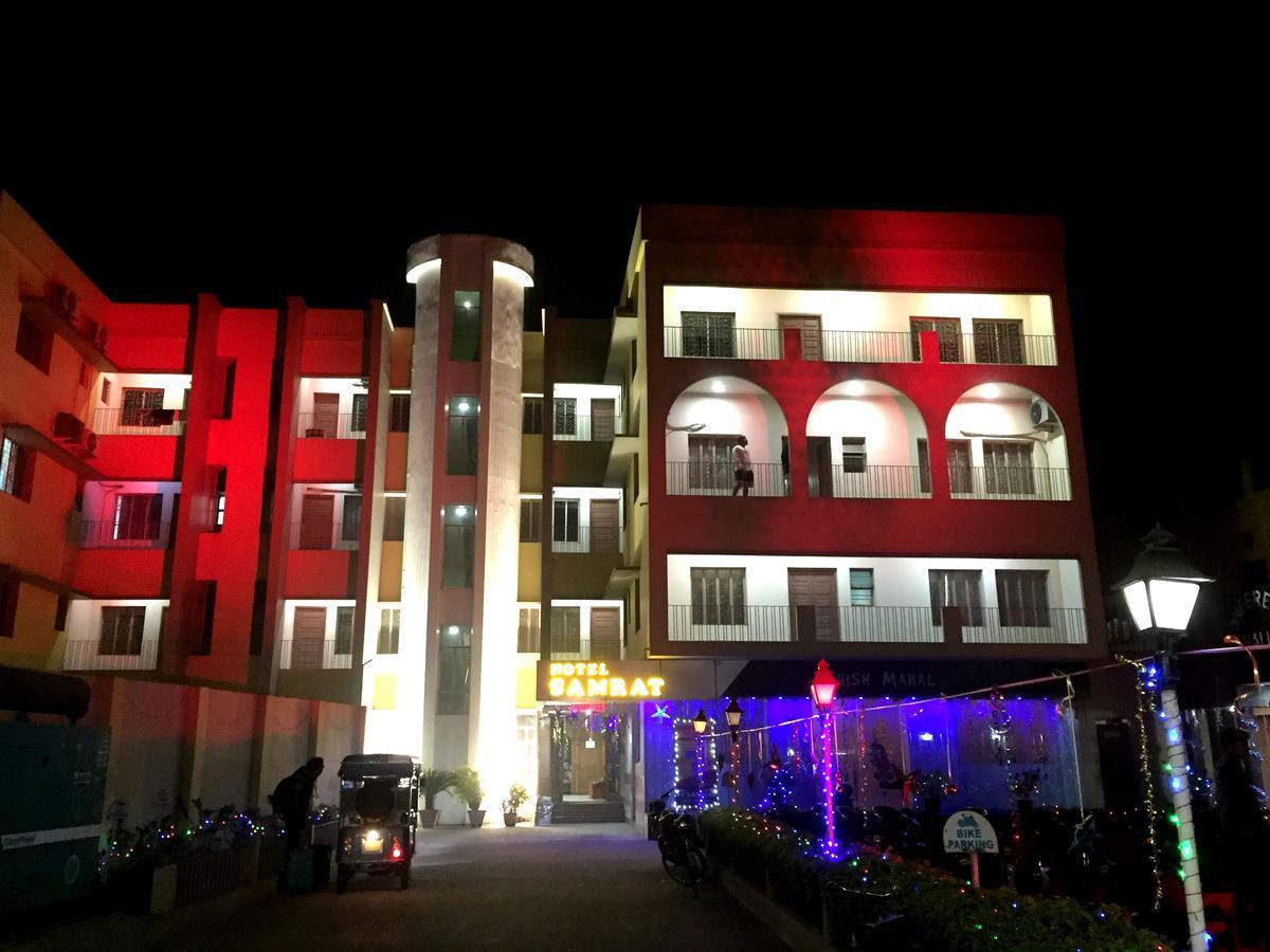 Hotel Samrat Baharampur Exteriör bild